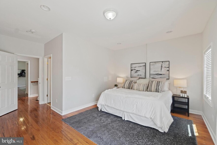 Master bedroom with walk in bathroom - 655 16th St NE