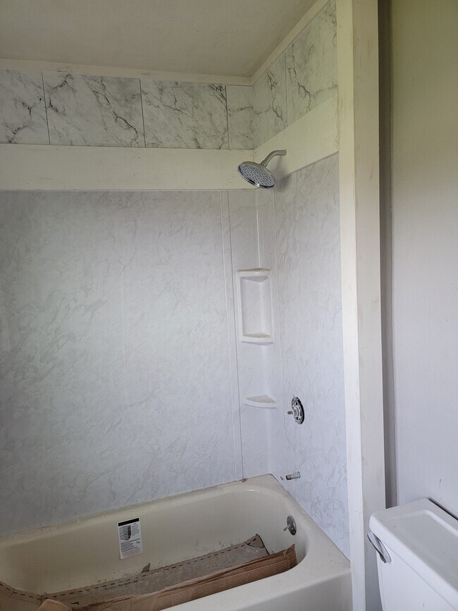 newly remodeled full tub/shower - 2710 Oliver Ave
