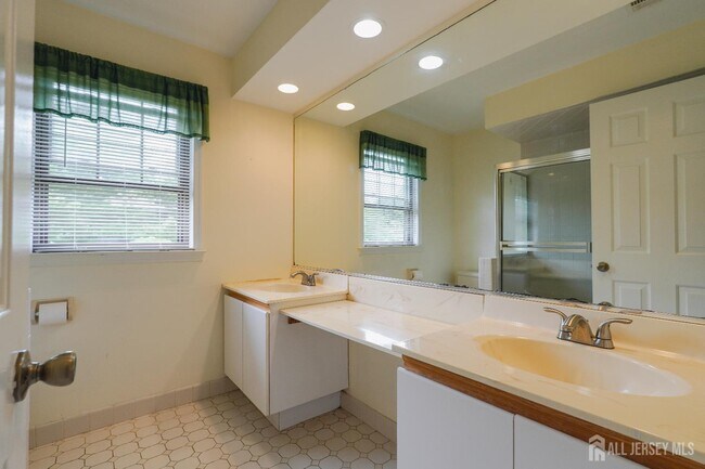 Building Photo - 809 Woodhaven Dr