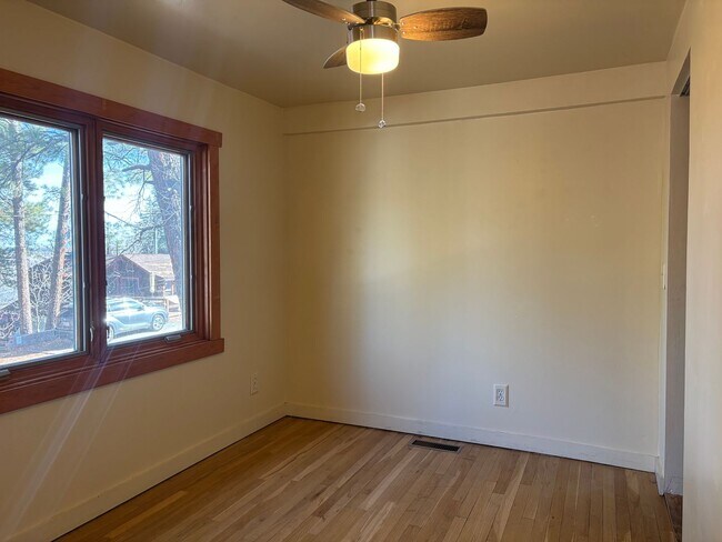 Building Photo - 3 Bedroom 1 Bathroom