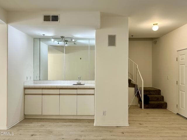 Building Photo - 10925 Blix St