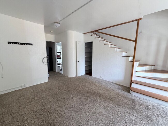 Building Photo - Spacious Two-Level 2BR/1BA Near Ritz-Carlton & Waikiki Beach