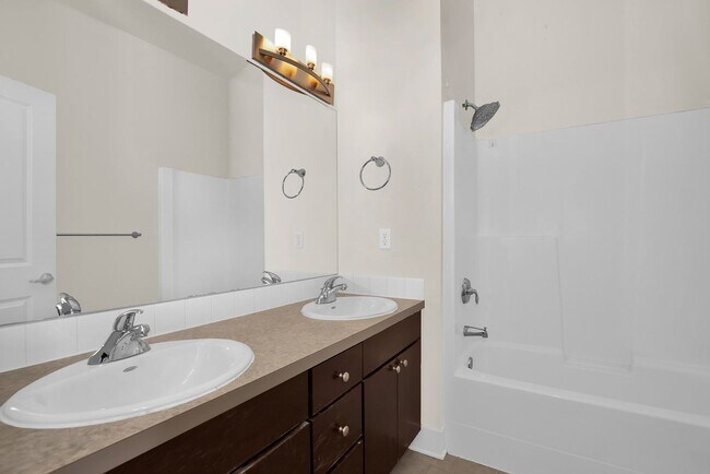 Building Photo - Efficient and Updated Townhouse Ready for Move-in!