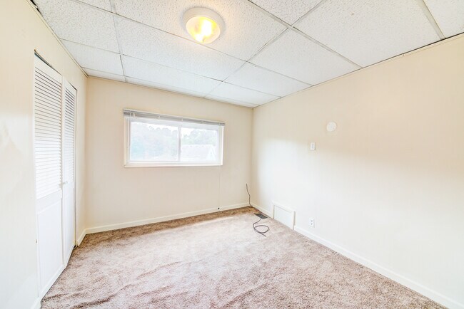 Building Photo - Available August 2024 - 3 Bedroom Home w/ ...