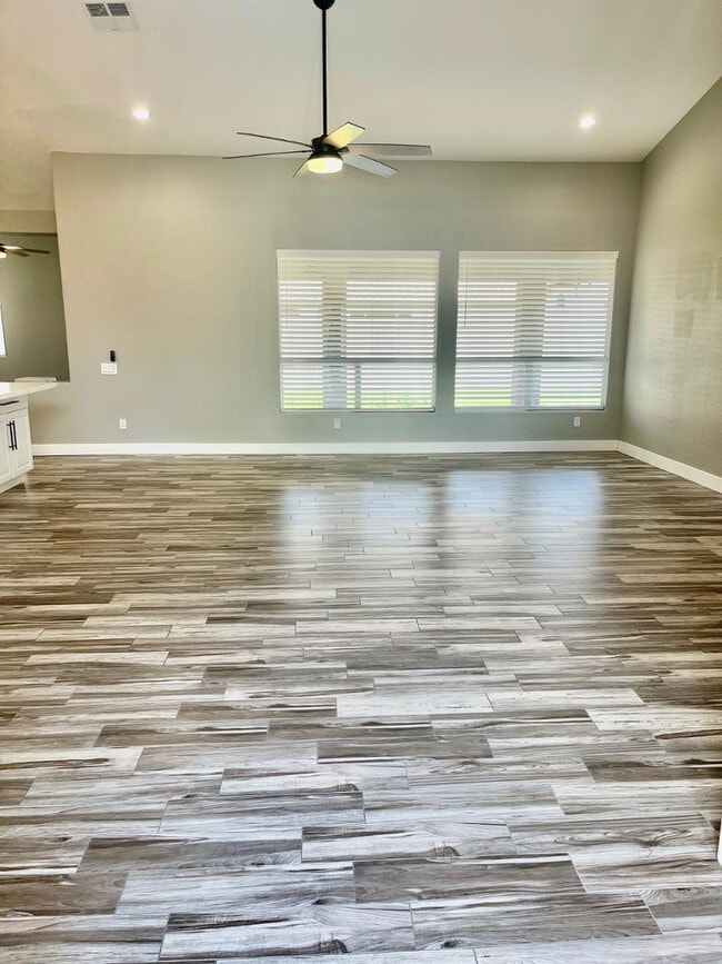 Building Photo - 1732 W Gary Dr