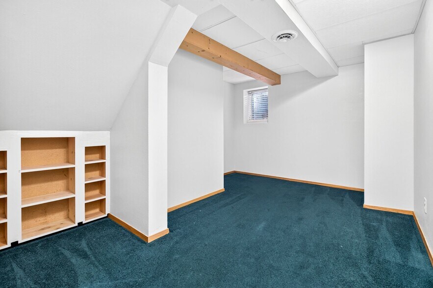 Building Photo - 3033 W Hiawatha Dr