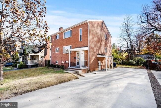 Building Photo - 618 19th St S