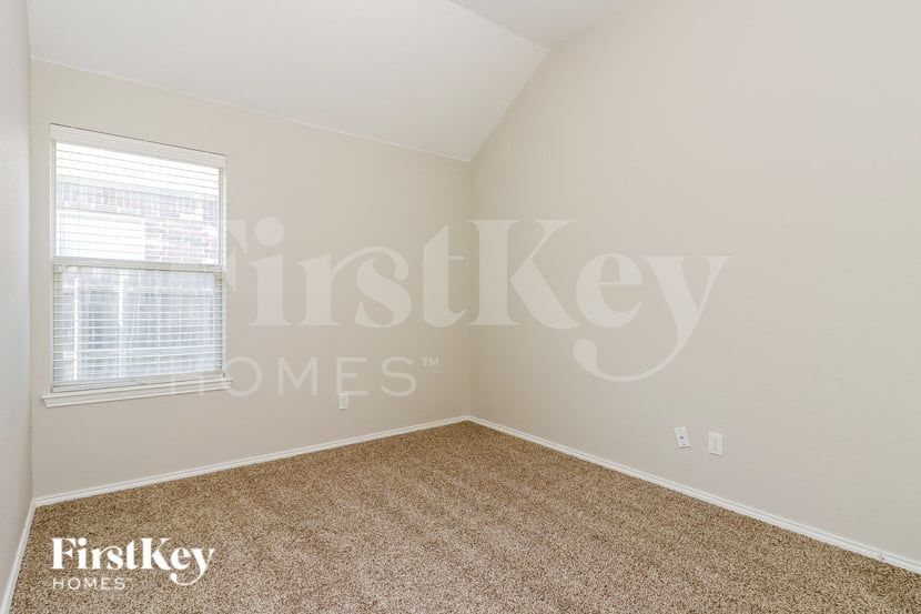 Building Photo - 500 Stone Crossing Ln