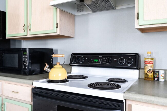 Building Photo - 2155 Shadowbrook Dr