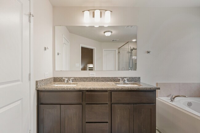 Building Photo - 1320 Kingsgate Dr