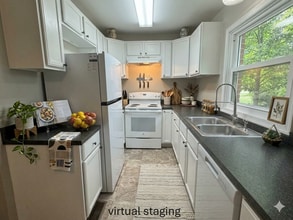 Building Photo - 744 Crescent Dr