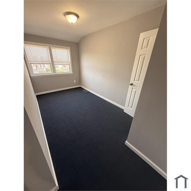 Building Photo - 3 bedroom with Parking