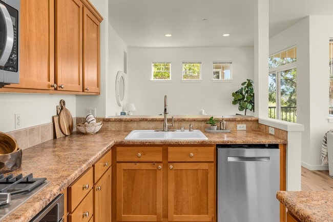 Building Photo - 2Bd/2Ba Issaquah Condo