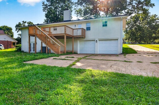 Building Photo - 9512 Heathwood Dr