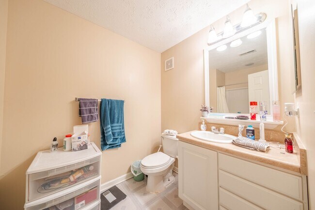 Building Photo - 4 bedroom, 4 bathroom Condominium- ONE BEDROOM AVAILABLE