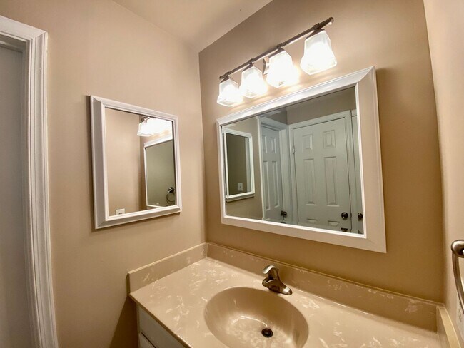 Building Photo - Fantastic 2-Bedroom Townhome In Linkhorn! ...