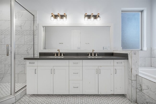 Building Photo - 2324 Camden Dr