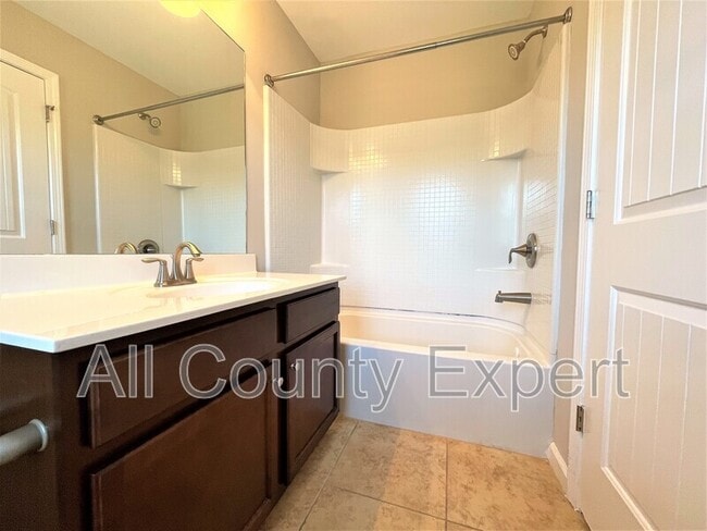 Building Photo - 912 Rose Way