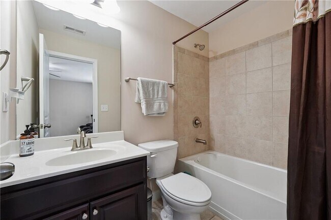 Building Photo - 915 Elmsbrook Ln