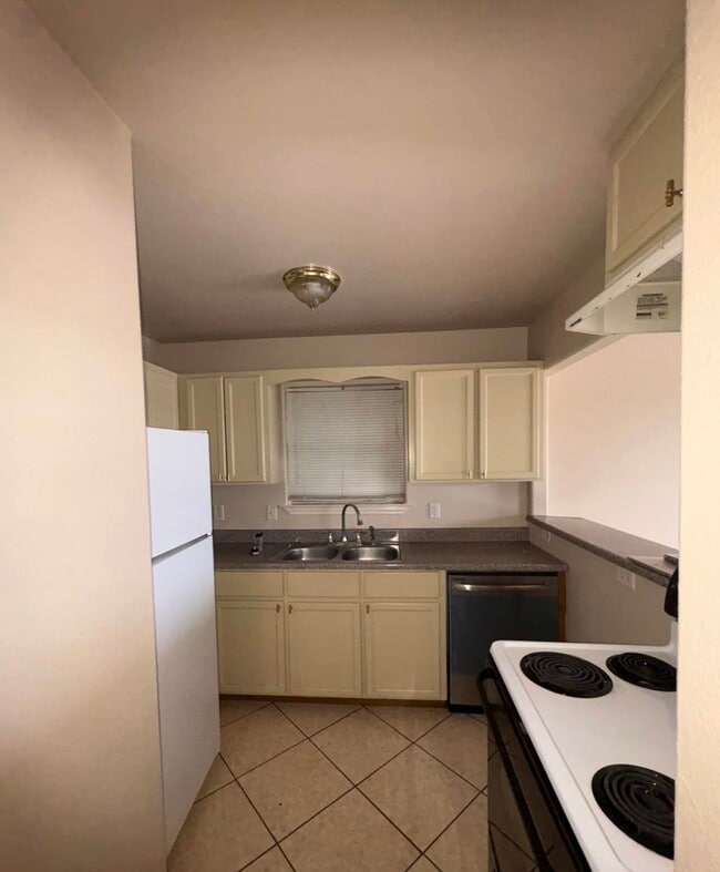 Building Photo - 121 Ramon Cardenas Dr