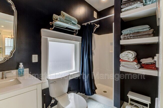 Building Photo - 206 Nun St