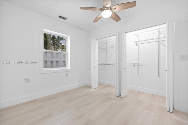 Building Photo - 880 Oriole Ave