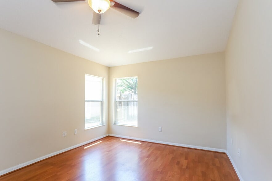 Building Photo - 733 Somerstone Dr