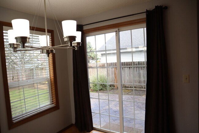 Building Photo - 1508 SE Solomon Loop