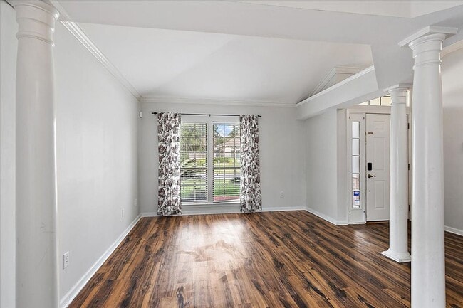 Building Photo - Beautiful Pool Home in highly desired Osprey Pointe!