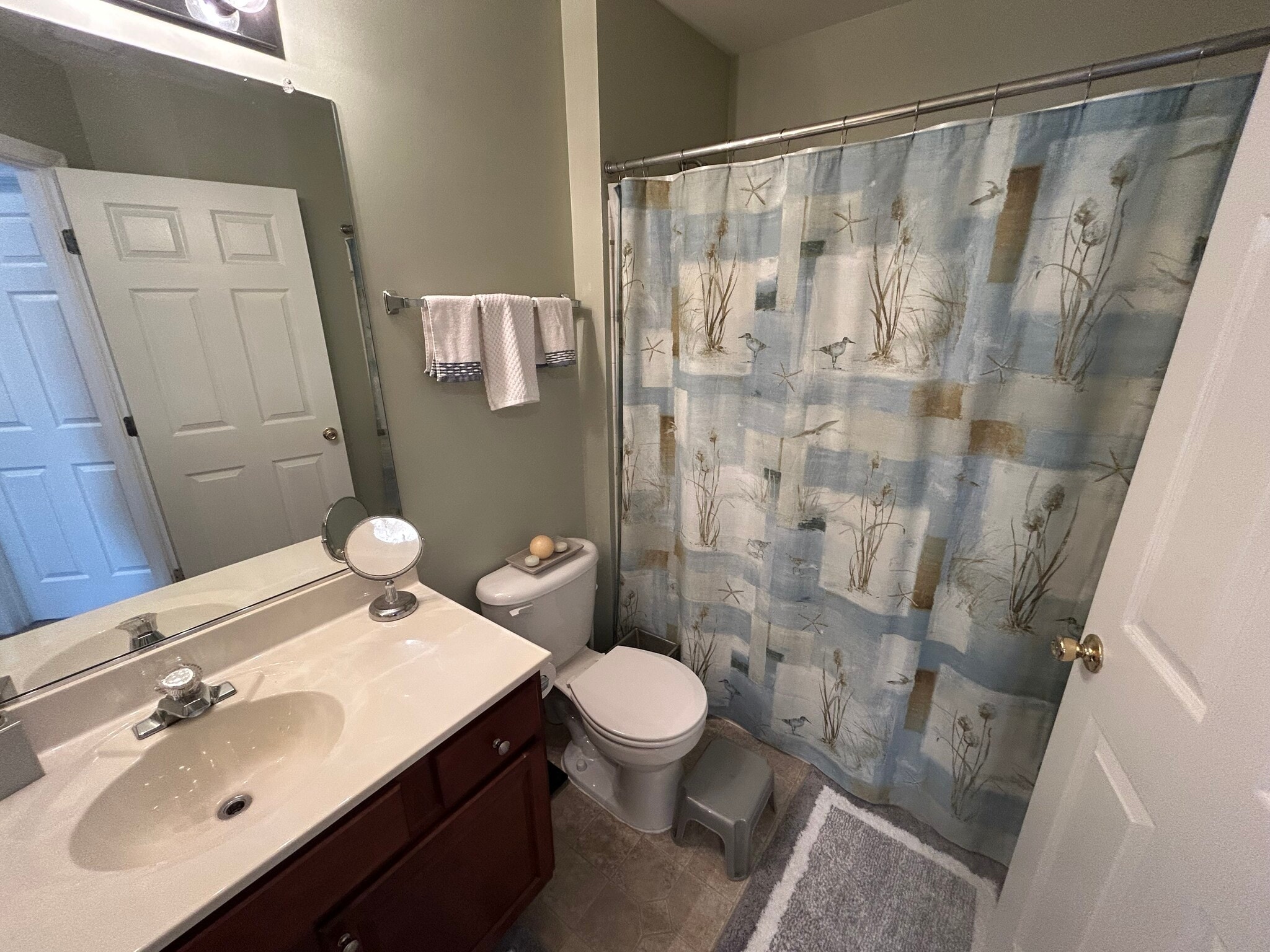Full Bathroom - 7 Azalea St