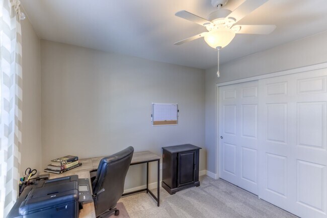 Building Photo - Welcome to this charming 3 bedroom, 2 bath...