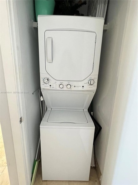 Building Photo - 1050 Brickell Ave