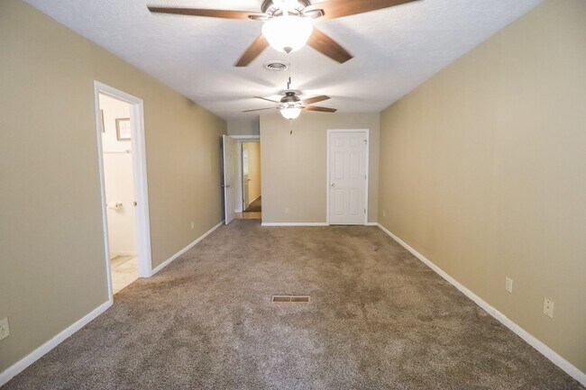Building Photo - 2 Bed | 3 Bath with In-Ground Pool in Cent...