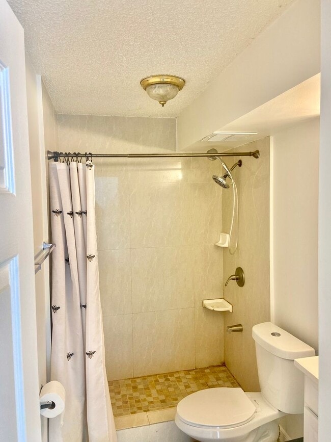 Building Photo - Renovated 1 bedroom 1 bath near Schofield ...
