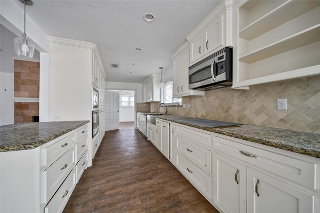 Building Photo - 501 Desert Aire Dr