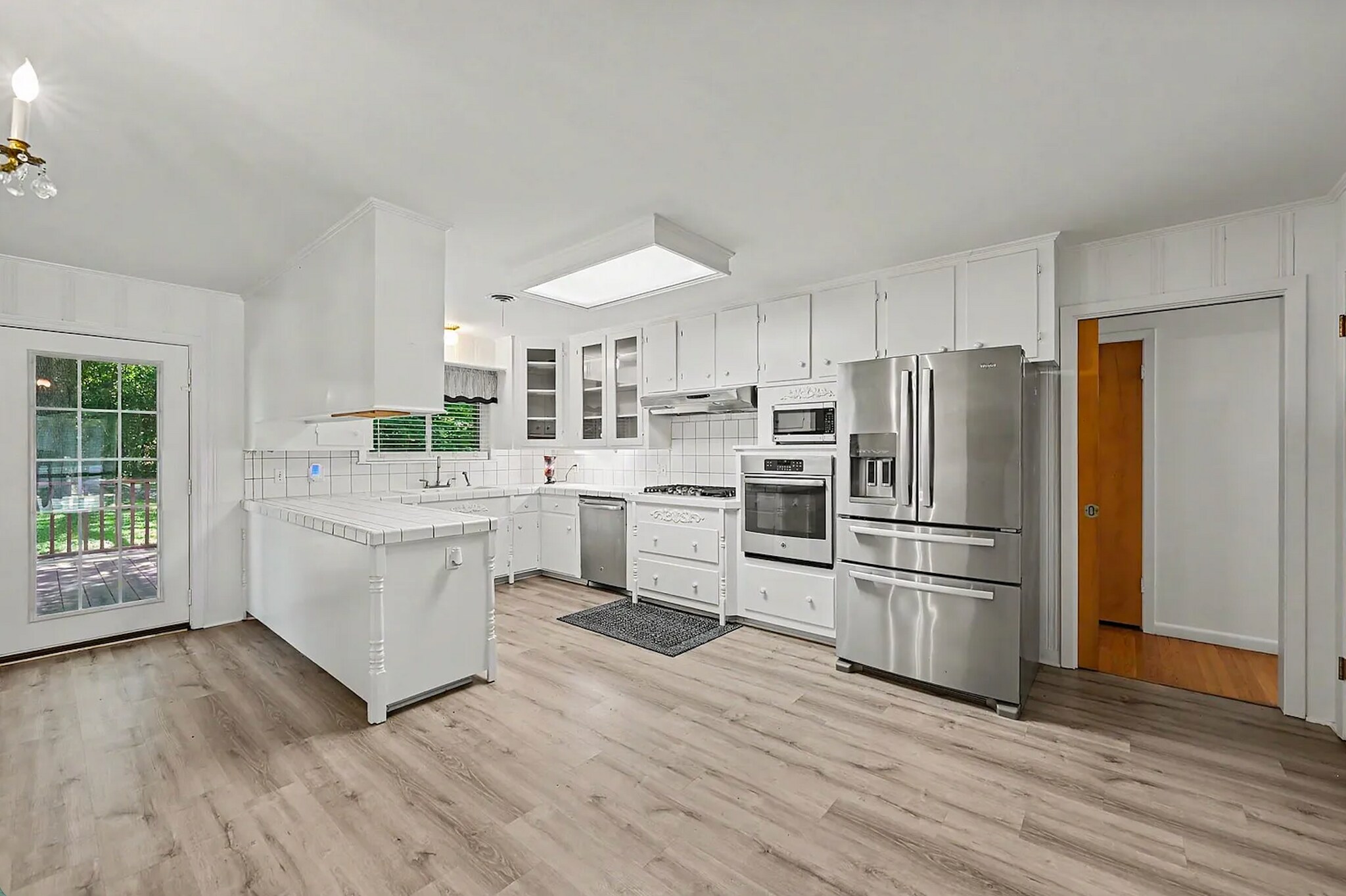 Building Photo - 502 W Semands St