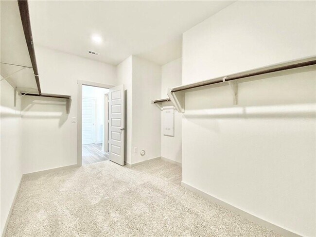 Building Photo - 100 Geminiflora Bend