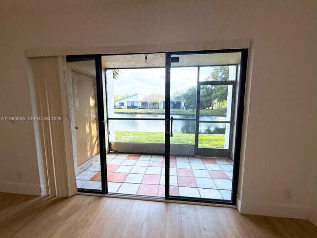 Building Photo - 440 Lakeview Dr