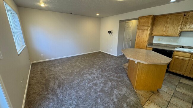 Building Photo - 3 Bedroom 2.5 Bath in West Jordan!