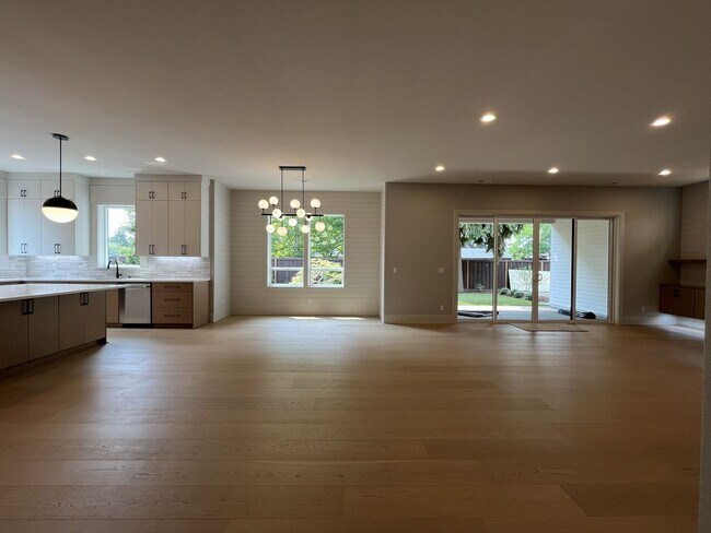Building Photo - 17402 NW Lone Rock Dr