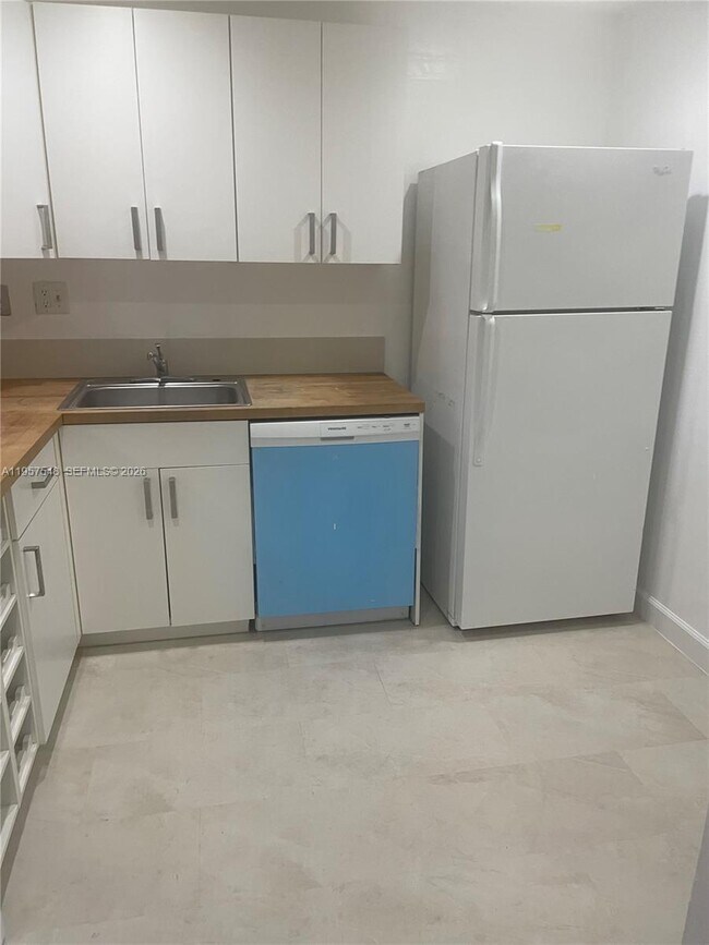 Building Photo - 10525 SW 112th Ave