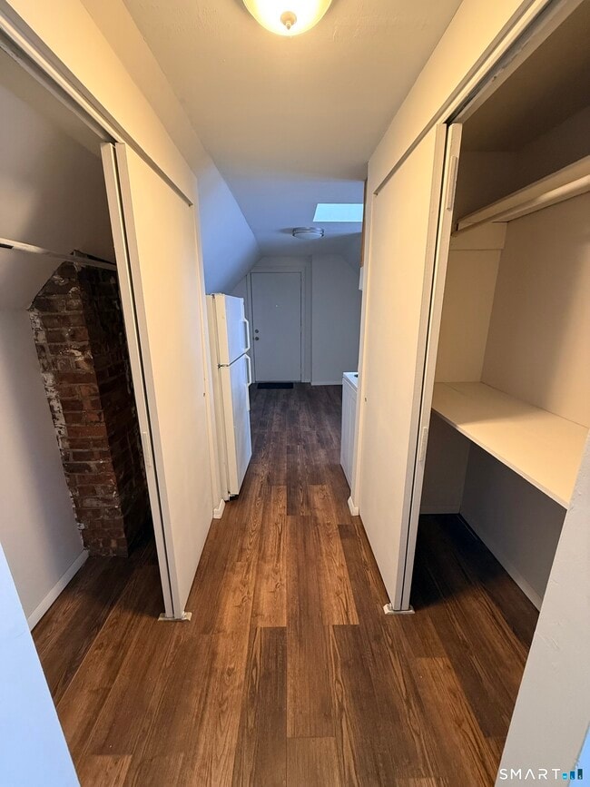 Building Photo - 341 Center St