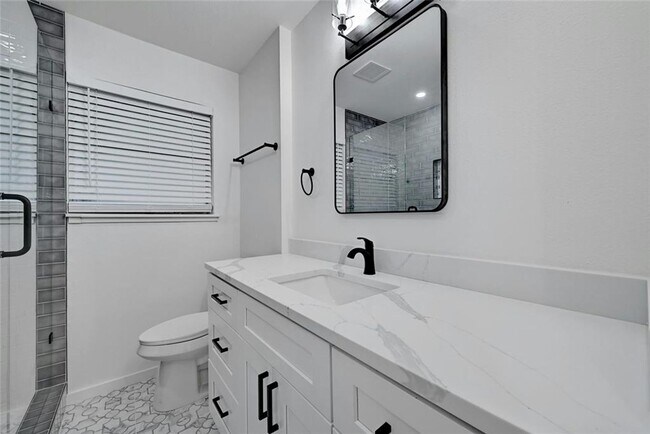 Building Photo - Fully updated 6 bed house!!! 1911 David!