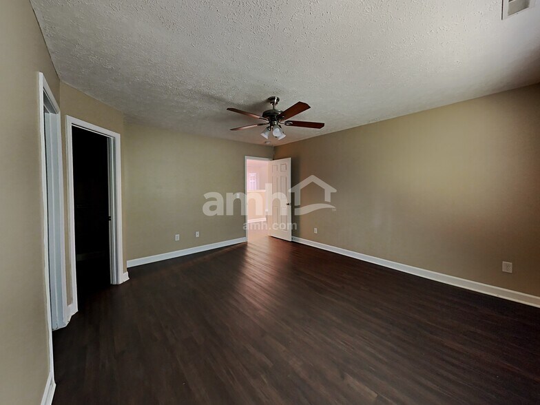 Building Photo - 8028 Meadowview Ln