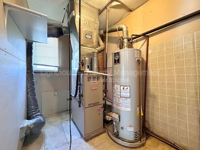 Building Photo - 527 Ferndale Ave NW