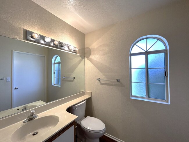 Building Photo - AVAILABLE NOW!! 2 Bed/2 Bath Apartment in ...