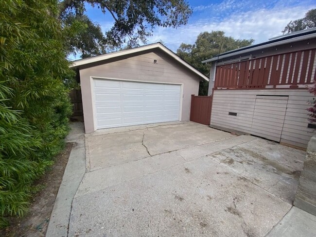 Building Photo - 1122 Miles Ave