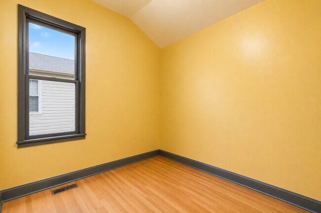 Building Photo - 3213 S Green St