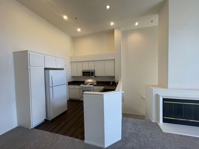 Building Photo - 2 Bedroom 2 Bath, Upper Unit Condo in the ...