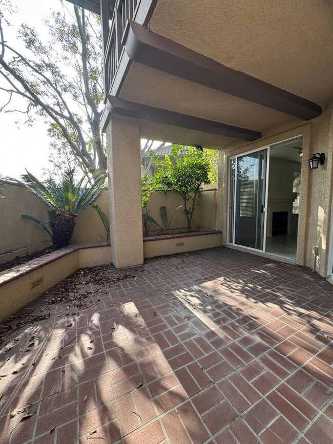 Building Photo - Spacious Tustin Condo with Private Patio